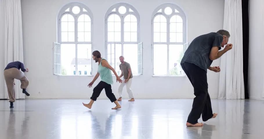 Bewegung im hellen Studio mit Bogenfenstern